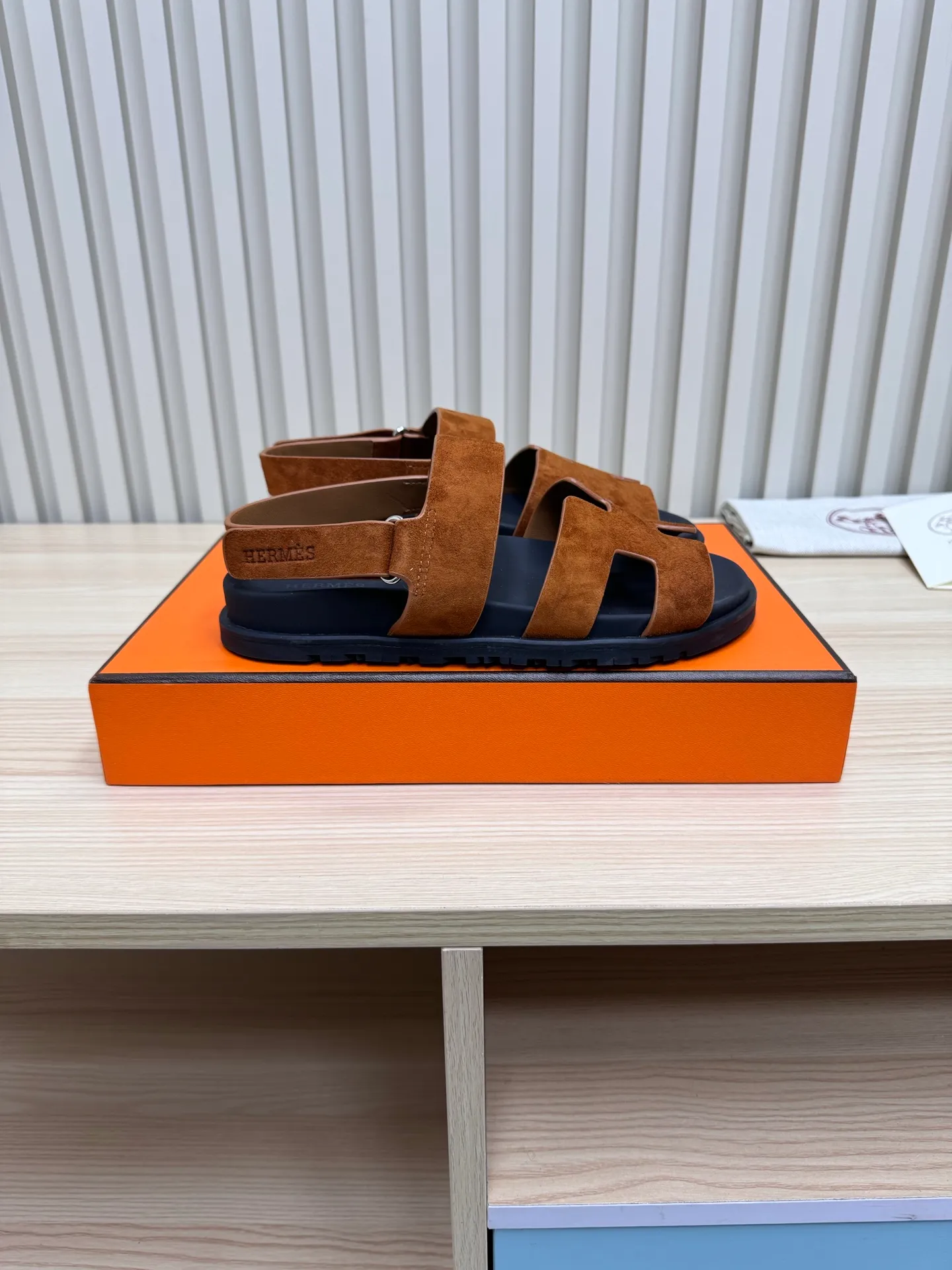👟👟Ex-factory price 502👟👟Hermes🐎The extremely popular couple’s second uncle slippers/golden sandals and slippers, paired with various colorful socks, are so trendy!  ———————— Upper: imported cowhide/sheep leather/cloth/palmprint leather lining: imported cowhide/sheepskin outsole: Tpu non-slip and wear-resistant outsole Female size: 35-42 (40.41.42 non-returnable and non-exchangeable) Male code: 39-45 (45 non-returnable and non-exchangeable)